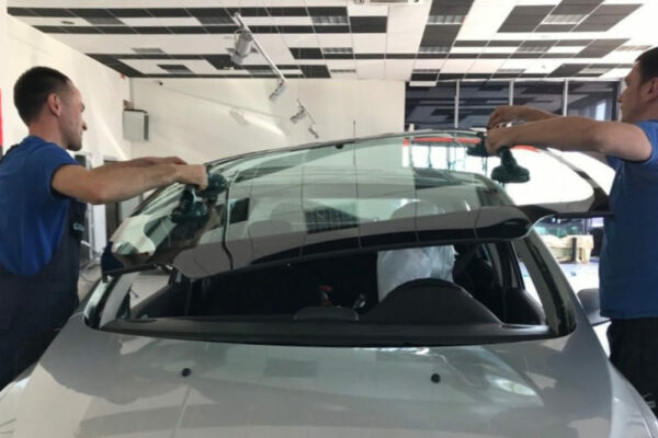 Установка скла на авто в Києві: коли варто звернутися до фахівців
